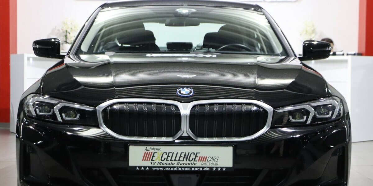 BMW 330e LIMOUSINE SHADOW CURVED+HEAD-UP, LED, H/K 46.000 km 30.993 &euro; Hamm 59077