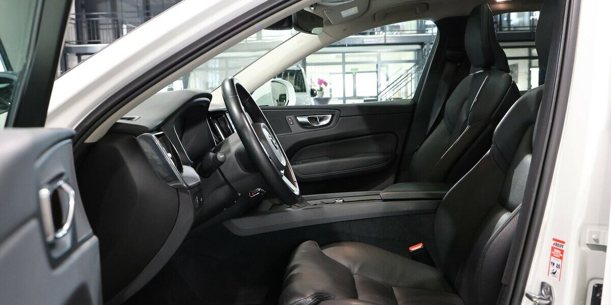 Volvo XC60 D4 MOMENTUM PRO / PANORAMA, MATRIX-LED 130.000 km 26.991 &euro; Hamm 59077