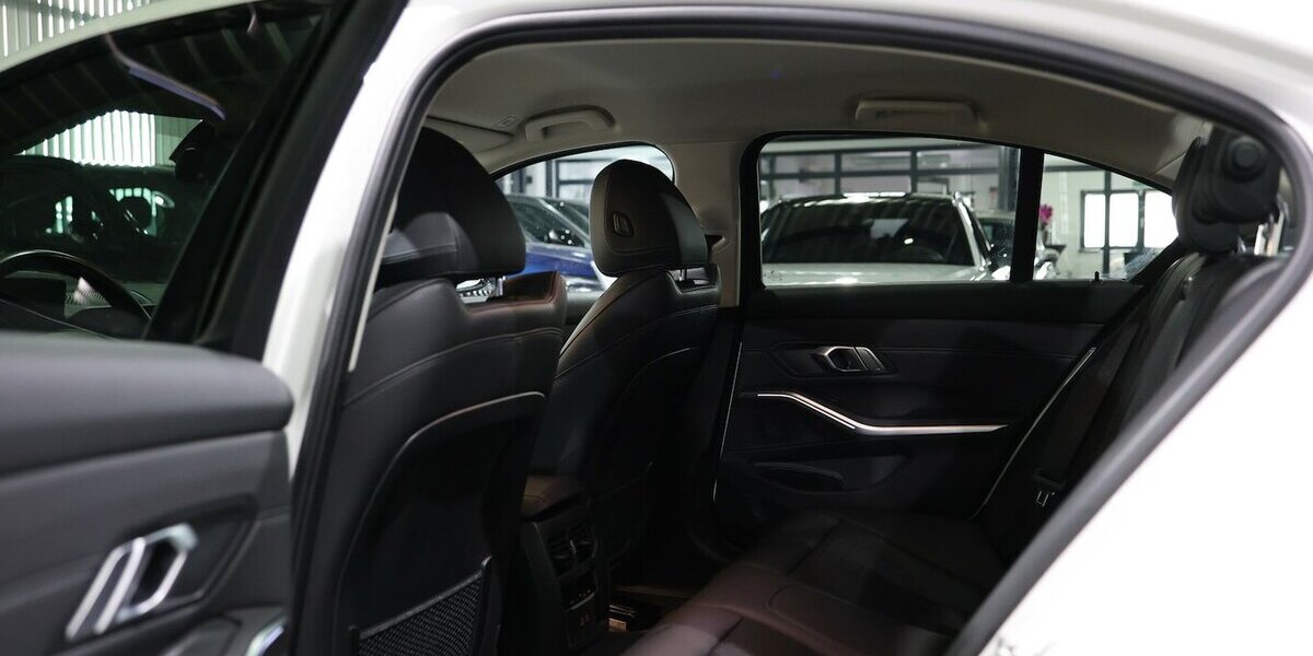 BMW 320i LIMOUSINE SPORT-LINE SHADOW / LEDER, LIVE+ 107.000 km 27.993 &euro; Hamm 59077
