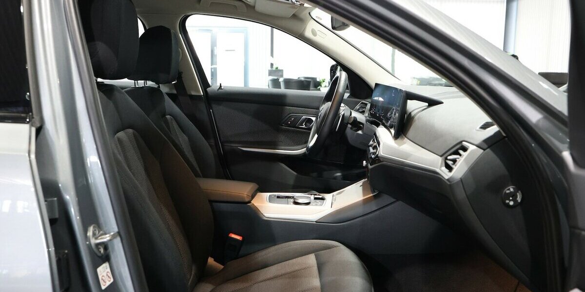 BMW 320d Touring xDrive SPORT / CURVED+NAVI+APPLE 32.000 km 30.991 &euro; Hamm 59077