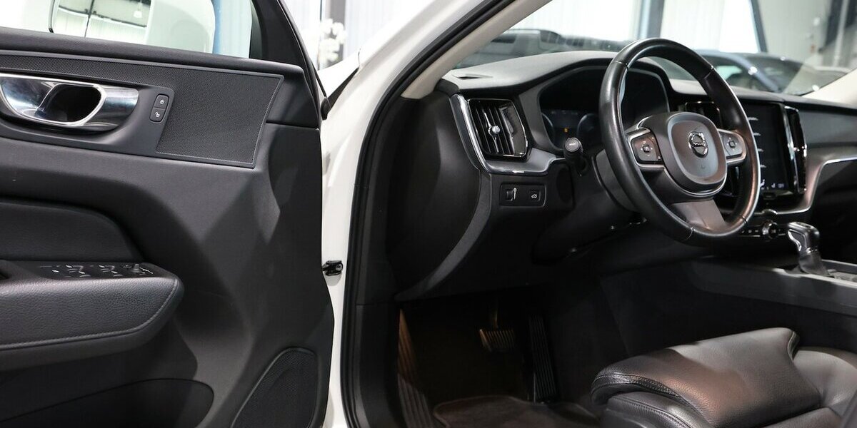 Volvo XC60 D4 MOMENTUM PRO / PANORAMA, MATRIX-LED 130.000 km 26.991 &euro; Hamm 59077