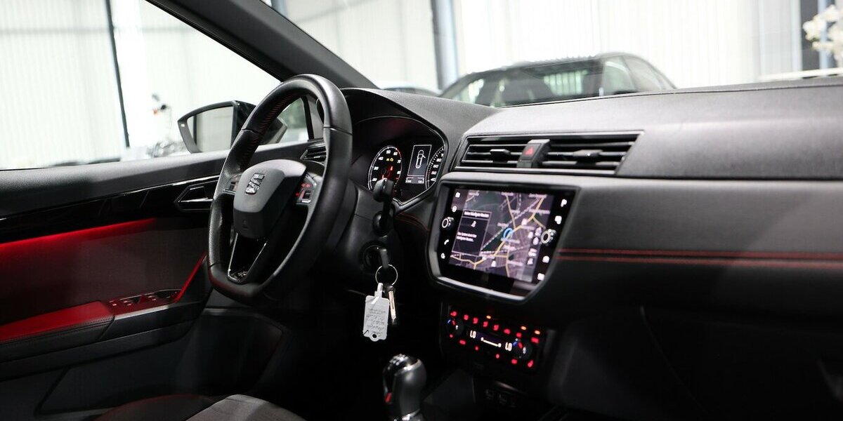 Seat Arona 1.5 TSI XCELLENCE FR-SPORT / WHITE & BLACK 90.000 km 14.555 &euro; Hamm 59077
