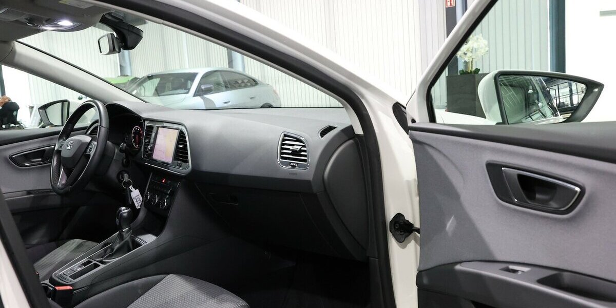 Seat Leon 1.5 TSI STYLE WHITE & BLACK / LED, PANORAMA 89.000 km 15.777 &euro; Hamm 59077