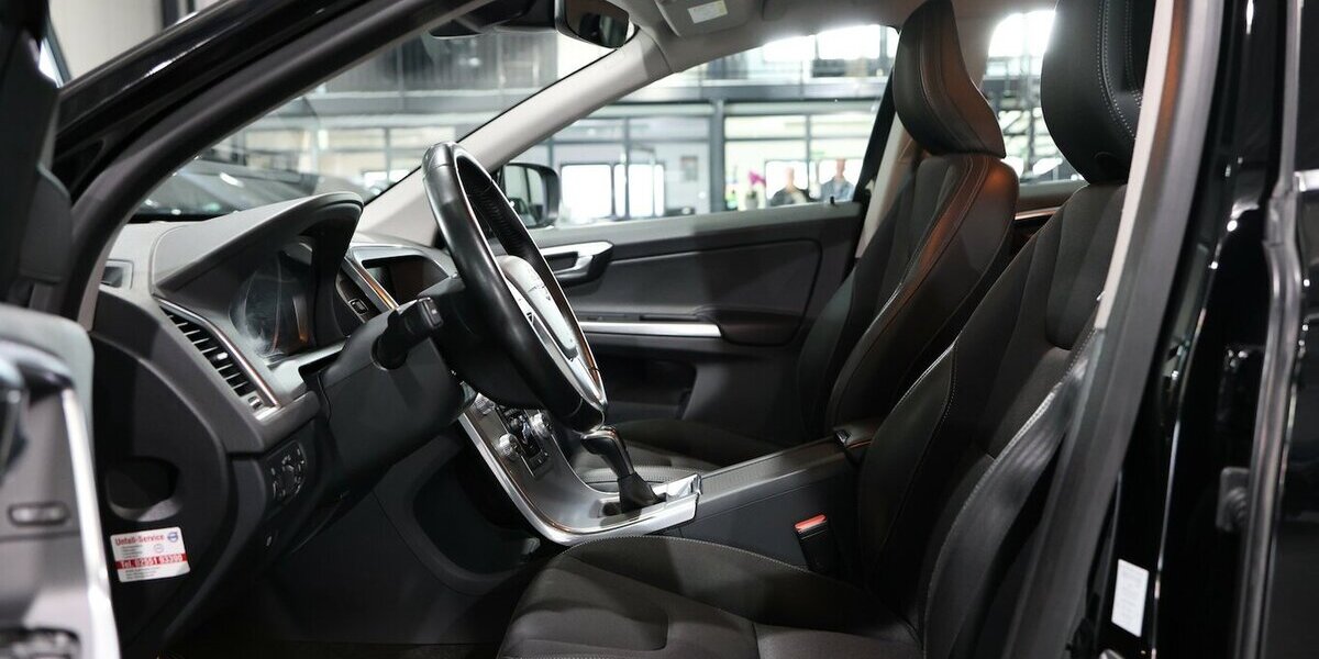Volvo XC60 D3 MOMENTUM / LEDER / NAVI+ / ABN.AHK 125.000 km 16.777 &euro; Hamm 59077