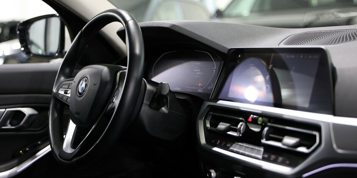 BMW 320i LIMOUSINE SPORT-LINE SHADOW / LEDER, LIVE+ 107.000 km 27.993 &euro; Hamm 59077