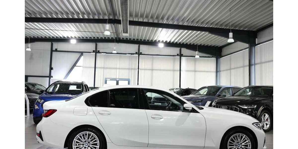 BMW 320i LIMOUSINE SPORT-LINE SHADOW / LEDER, LIVE+ 107.000 km 27.993 &euro; Hamm 59077