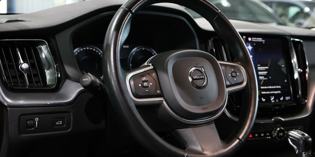 Volvo XC60 D4 MOMENTUM PRO / PANORAMA, MATRIX-LED 130.000 km 26.991 &euro; Hamm 59077