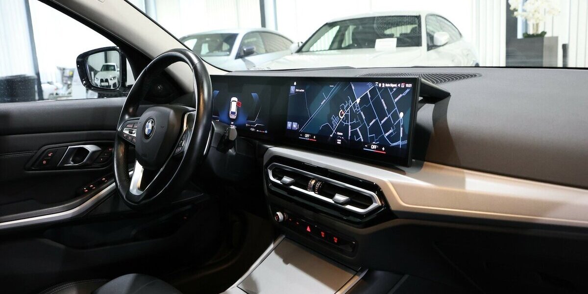 BMW 320d Touring SPORT / CURVED+HEAD-UP / PANORAMA 100.000 km 26.993 &euro; Hamm 59077