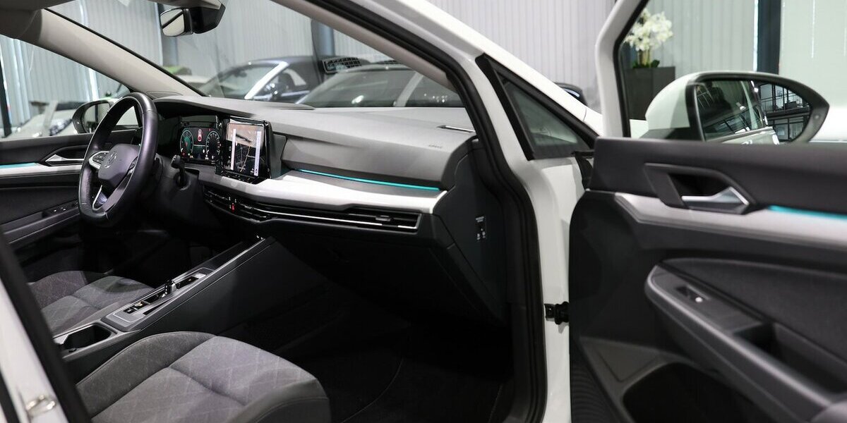 VW Golf VIII 2.0 TDI DSG LIFE IQ / NAVI+KAMERA, LED 53.000 km 21.111 &euro; Hamm 59077