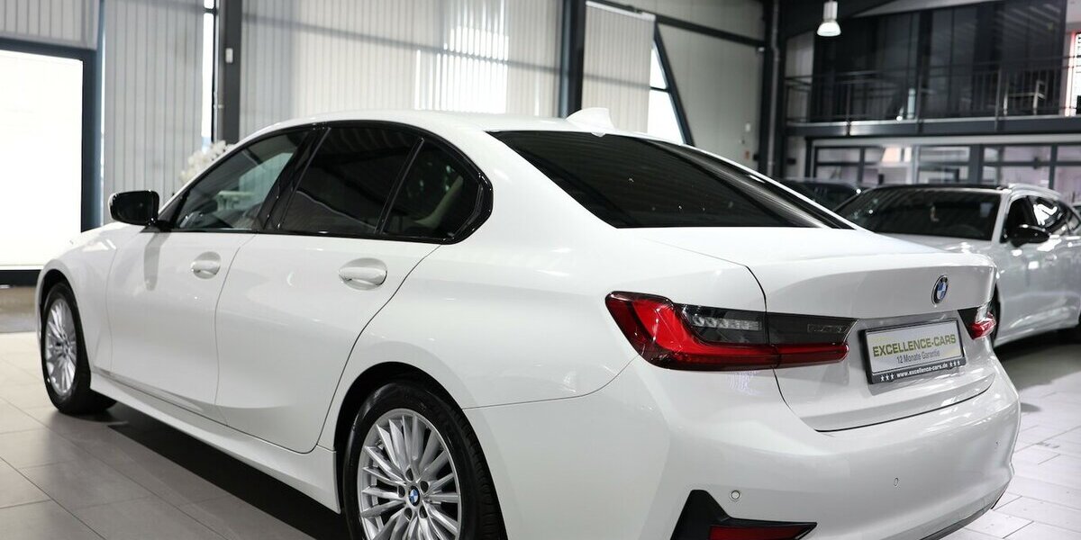 BMW 320i LIMOUSINE SPORT-LINE SHADOW / LEDER, LIVE+ 107.000 km 27.993 &euro; Hamm 59077
