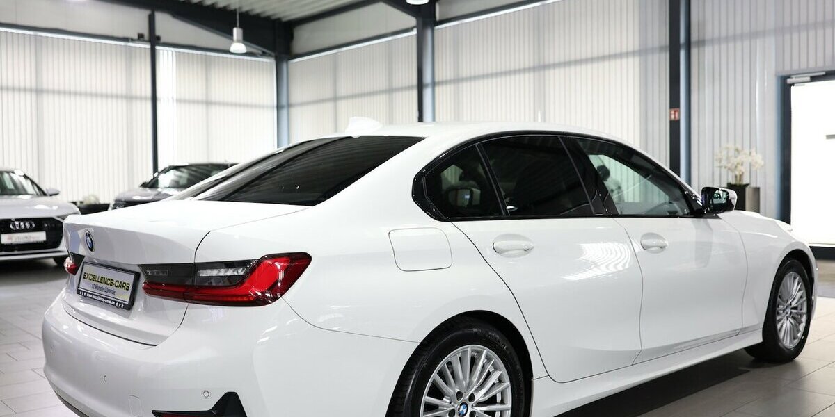 BMW 320i LIMOUSINE SPORT-LINE SHADOW / LEDER, LIVE+ 107.000 km 27.993 &euro; Hamm 59077