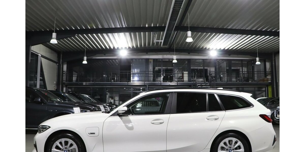 BMW 330e Touring Advantage / VOLL-LEDER-SPORT / LED 62.000 km 25.993 &euro; Hamm 59077