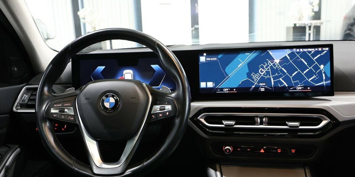 BMW 320d Touring SPORT / CURVED+HEAD-UP / PANORAMA 100.000 km 26.993 &euro; Hamm 59077