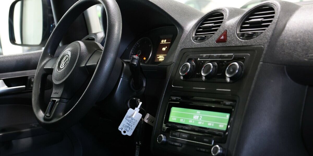 VW Caddy Kombi 1.6 TDI / 5-SITZER / -OPTIK / AHK 128.000 km 14.444 &euro; Hamm 59077