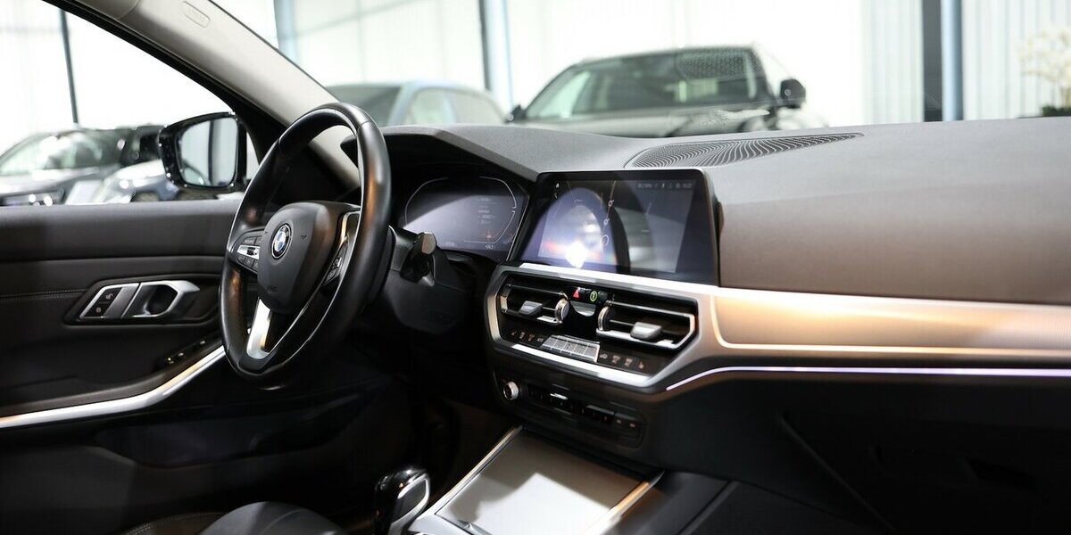 BMW 320i LIMOUSINE SPORT-LINE SHADOW / LEDER, LIVE+ 107.000 km 27.993 &euro; Hamm 59077