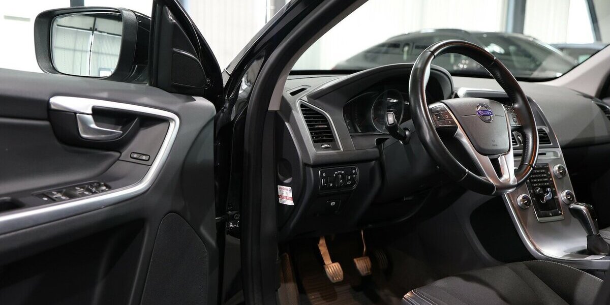 Volvo XC60 D3 MOMENTUM / LEDER / NAVI+ / ABN.AHK 125.000 km 16.777 &euro; Hamm 59077