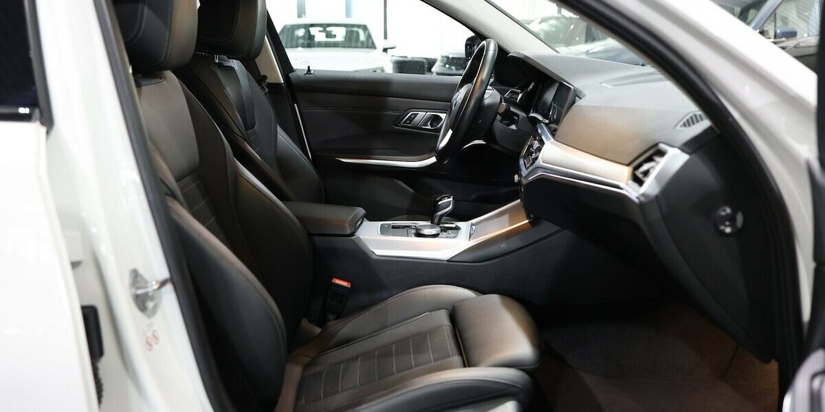 BMW 320i LIMOUSINE SPORT-LINE SHADOW / LEDER, LIVE+ 107.000 km 27.993 &euro; Hamm 59077