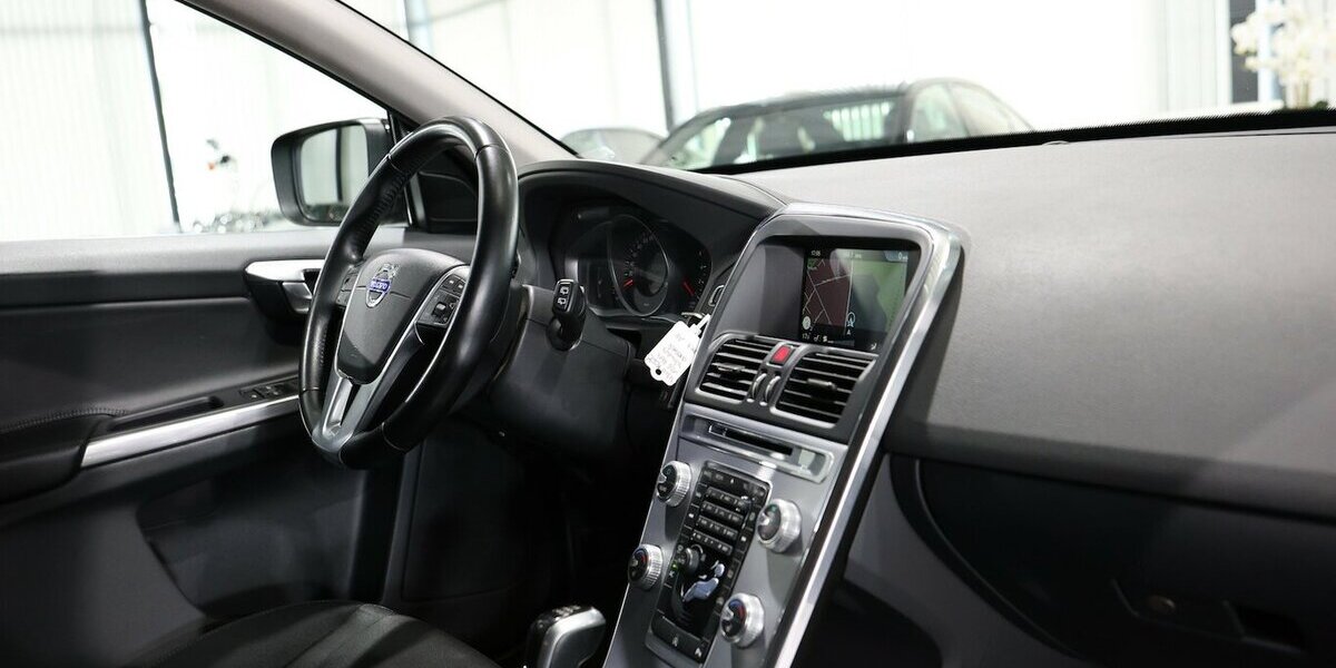 Volvo XC60 D3 MOMENTUM / LEDER / NAVI+ / ABN.AHK 125.000 km 16.777 &euro; Hamm 59077