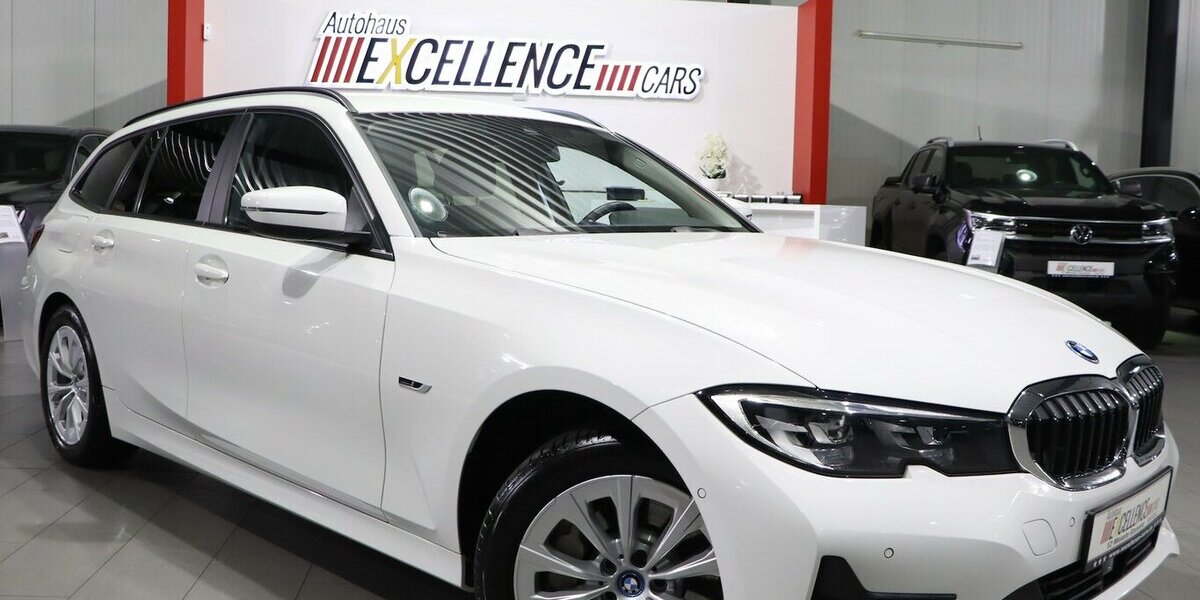 BMW 330e Touring Advantage / VOLL-LEDER-SPORT / LED 62.000 km 25.993 &euro; Hamm 59077