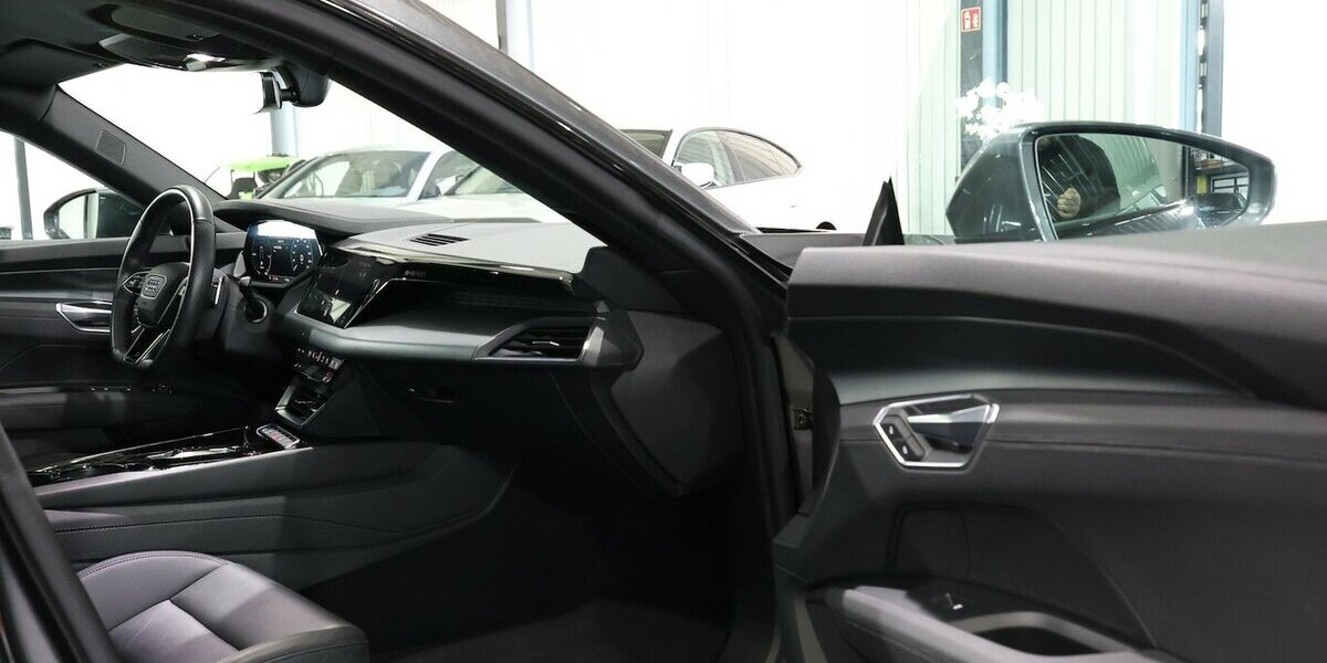Audi e-tron GT QUATTRO / DAYTONA + BLACK / PANORAMA / 29.000 km 48.333 &euro; Hamm 59077