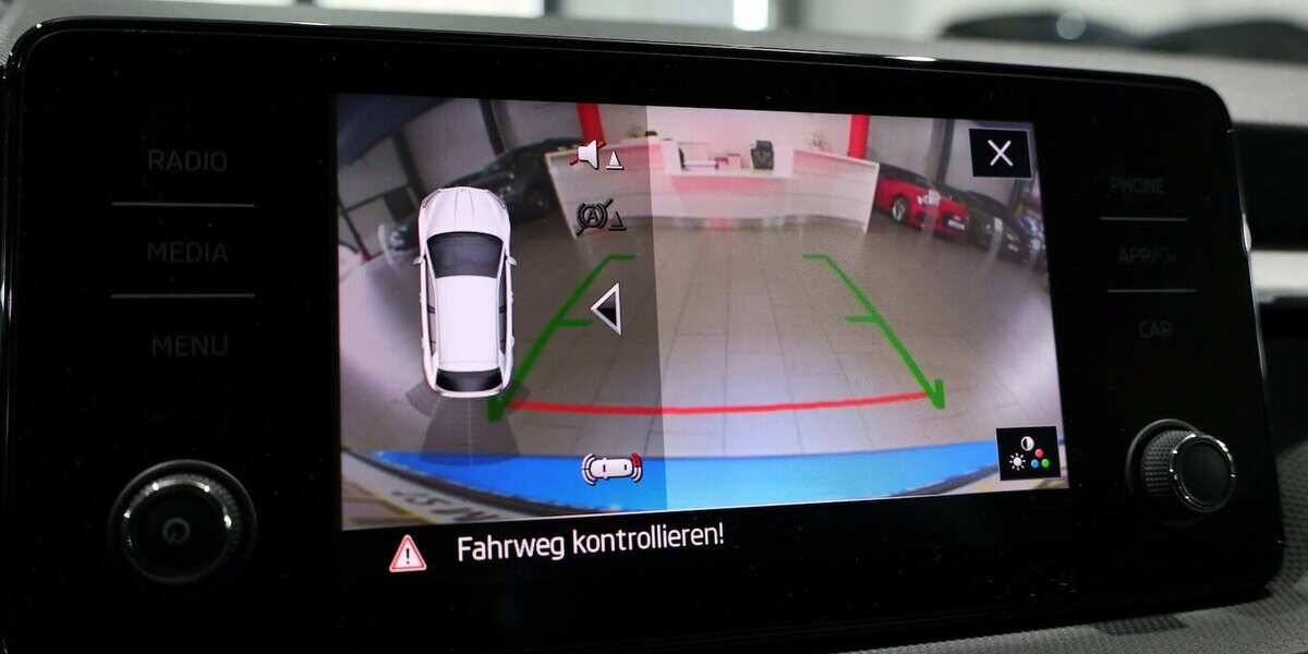 Skoda Fabia 1.0 TOUR RACE BLUE / LED / GROßES-DISPLAY 55.000 km 13.221 &euro; Hamm 59077