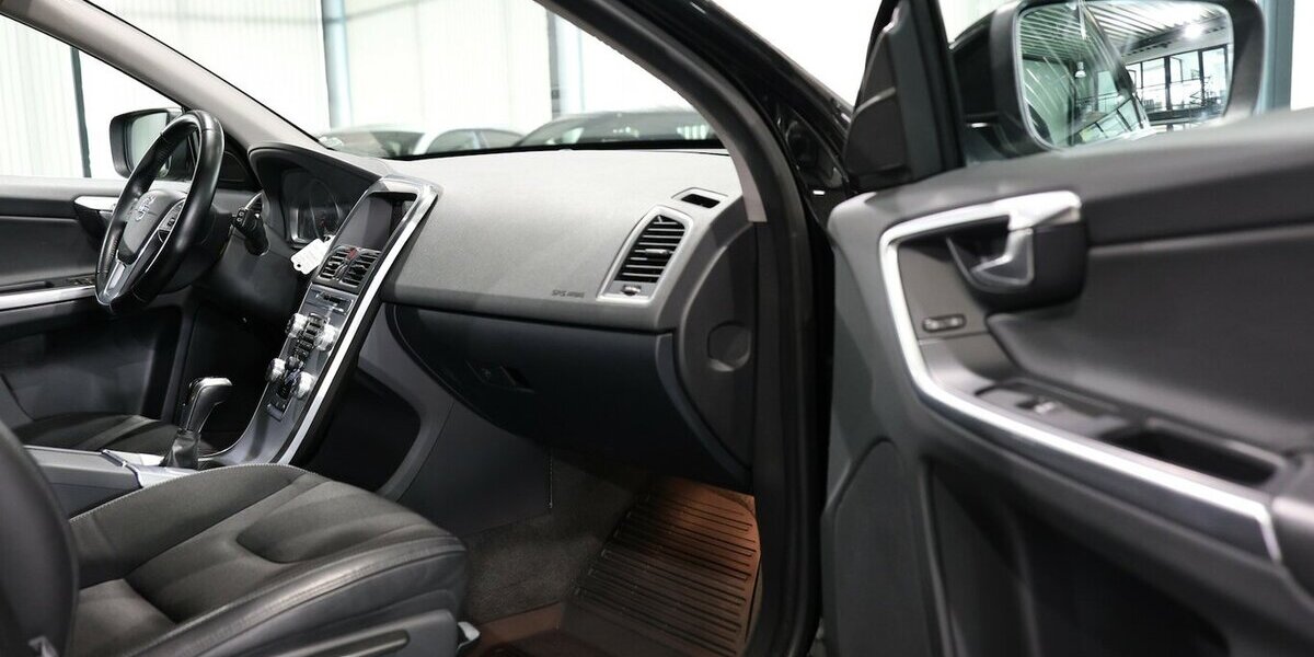 Volvo XC60 D3 MOMENTUM / LEDER / NAVI+ / ABN.AHK 125.000 km 16.777 &euro; Hamm 59077