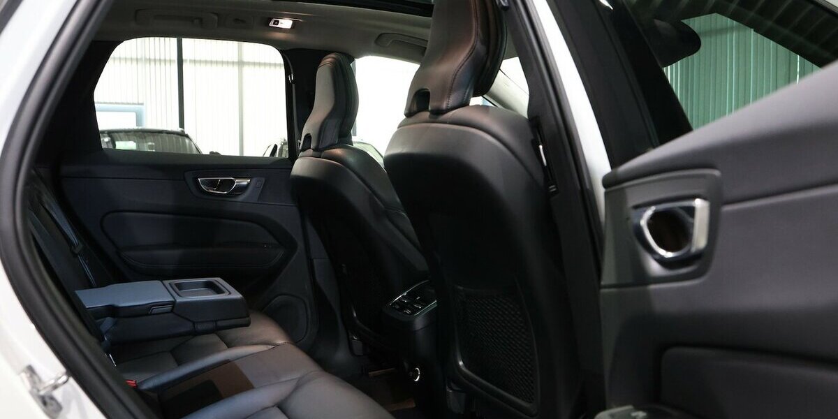 Volvo XC60 D4 MOMENTUM PRO / PANORAMA, MATRIX-LED 130.000 km 26.991 &euro; Hamm 59077
