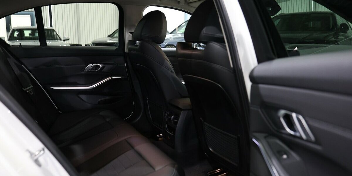 BMW 320i LIMOUSINE SPORT-LINE SHADOW / LEDER, LIVE+ 107.000 km 27.993 &euro; Hamm 59077