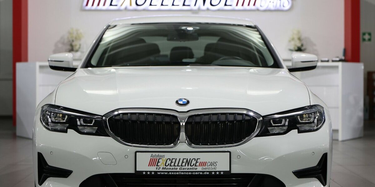 BMW 320i LIMOUSINE SPORT-LINE SHADOW / LEDER, LIVE+ 107.000 km 27.993 &euro; Hamm 59077