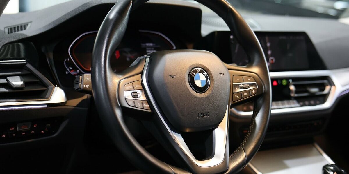 BMW 320i LIMOUSINE SPORT-LINE SHADOW / LEDER, LIVE+ 107.000 km 27.993 &euro; Hamm 59077