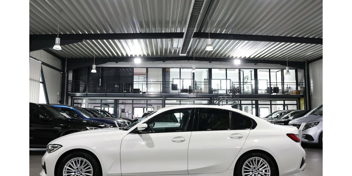 BMW 320i LIMOUSINE SPORT-LINE SHADOW / LEDER, LIVE+ 107.000 km 27.993 &euro; Hamm 59077