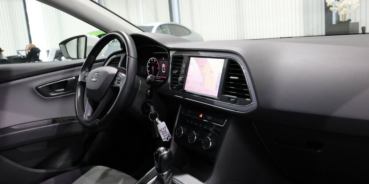 Seat Leon 1.5 TSI STYLE WHITE & BLACK / LED, PANORAMA 89.000 km 15.777 &euro; Hamm 59077