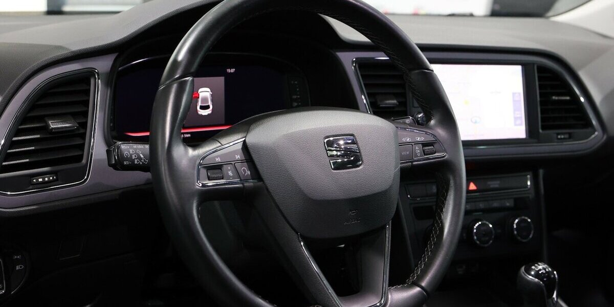 Seat Leon 1.5 TSI STYLE WHITE & BLACK / LED, PANORAMA 89.000 km 15.777 &euro; Hamm 59077